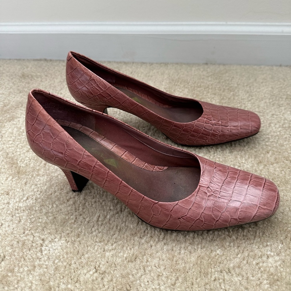 Pink Crocodile Print Heel Size 6.5 (Smartshoe)